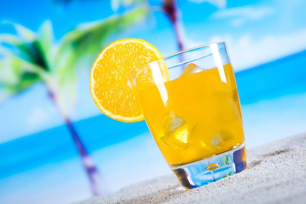 瓊漿映海色 酒精飲料與海灘風光的天然色調交響曲